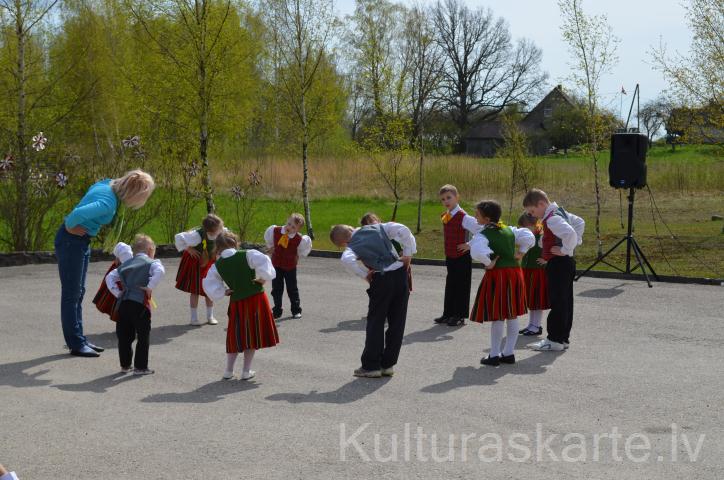 "Asniņi" kopā ar vadītāju S. R